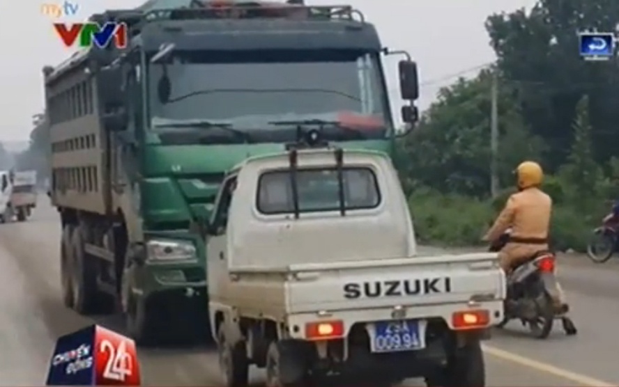 VTV: Xe qua tai ngang nhien chong lenh canh sat hinh anh