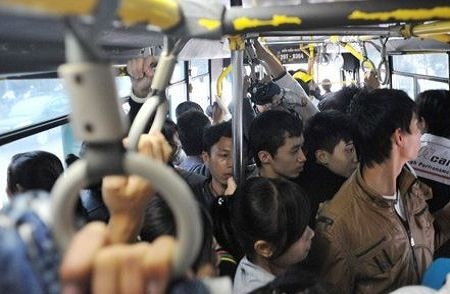 Cong an dieu tra quay roi tinh duc tren xe buyt hinh anh