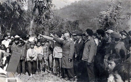 Đại tướng Võ Nguyên Giáp về thăm chiến trường Phai Khắt - Nà Ngần vào năm 1989. Ảnh: Tư liệu