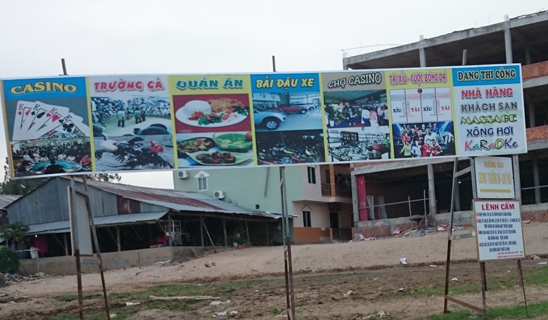 Các biển cấm quay phim chụp hình ở Gò Tà Mâu.