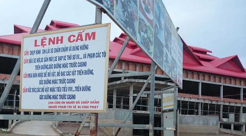 Các biển cấm quay phim chụp hình ở Gò Tà Mâu.