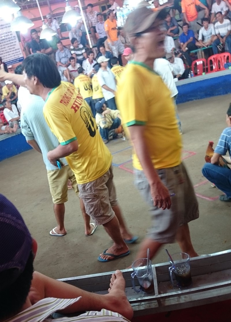 Các “biện” (người thay mặt chủ trường ra kèo, bắt độ với khán giả) hò hét ra kèo