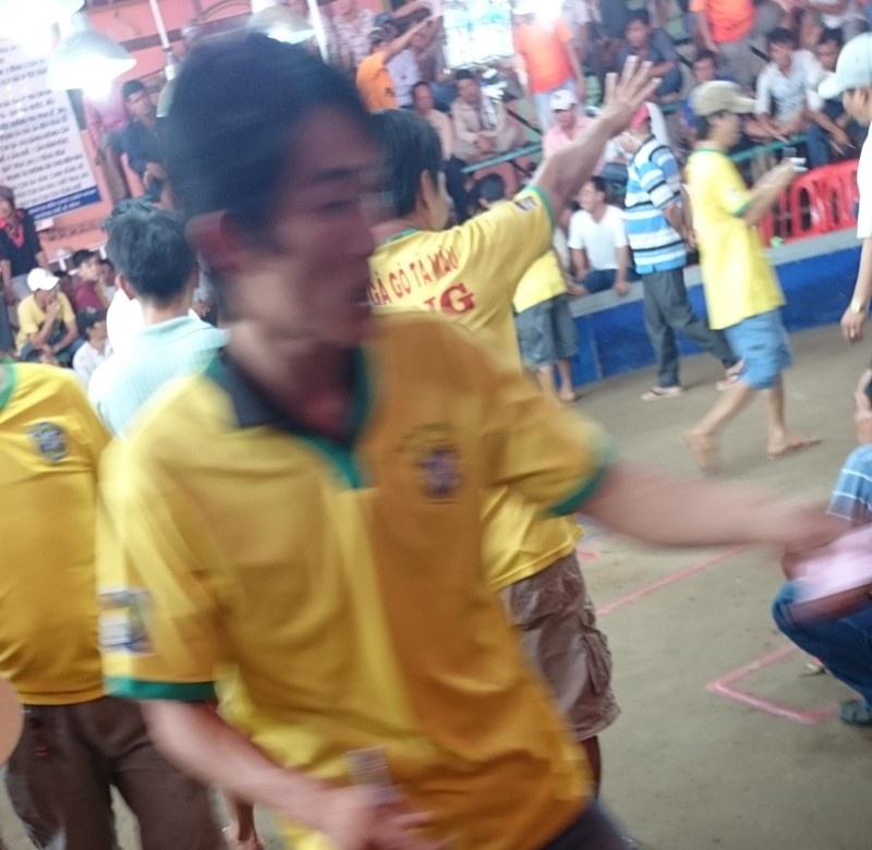 Các “biện” (người thay mặt chủ trường ra kèo, bắt độ với khán giả) hò hét ra kèo