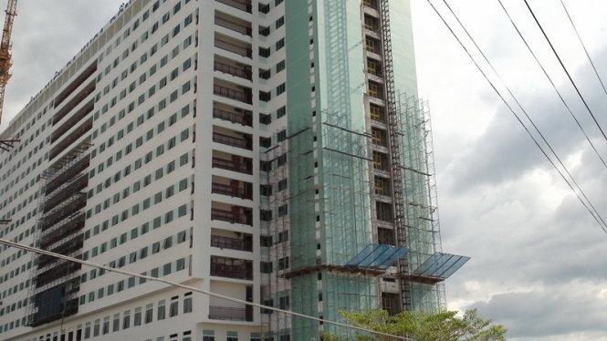 Sap gian giao, cong nhan roi tu tang 10 chet tai cho hinh anh