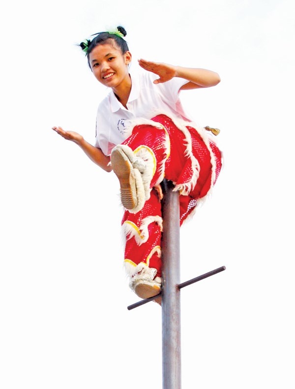 Lê Yến Quyên biểu diễn trên đỉnh cột cao 7m
