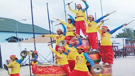 Lê Yến Quyên (đứng trước đánh trống) cùng đồng đội lân sư rồng