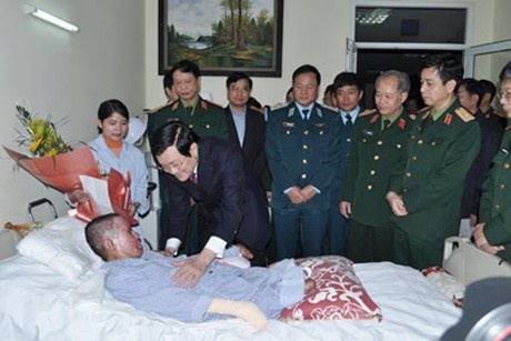 Chủ tịch nước Trương Tấn Sang ân cần thăm hỏi, động viên Thượng úy QNCN Đinh Văn Dương.