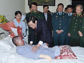 Chu tich nuoc tham quan nhan bi nan trong vu truc thang roi hinh anh