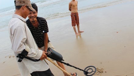 La lung nghe tim vang tren bai bien Vung Tau hinh anh