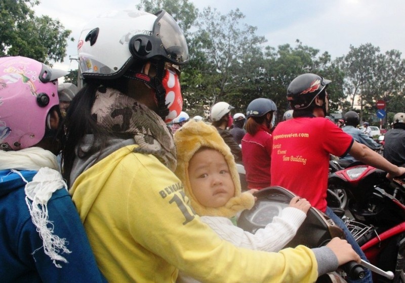 Tro lanh dau nam, nguoi Sai Gon mac ao am ra duong hinh anh