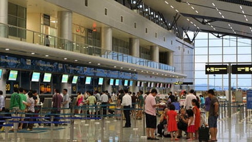 Nhieu nguoi den san bay Da Nang doi tin ong Nguyen Ba Thanh hinh anh