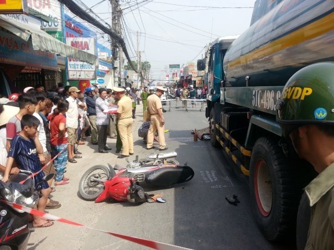 Mot thanh nien 19 tuoi bi xe bon can chet hinh anh