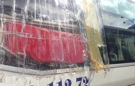 Xuat hien nan nem da vao xe khach luc nua dem hinh anh