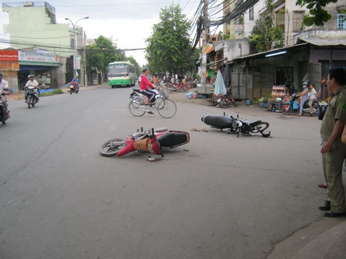 Moi cuoi mot ngay, co gai da nga xe may tu vong hinh anh