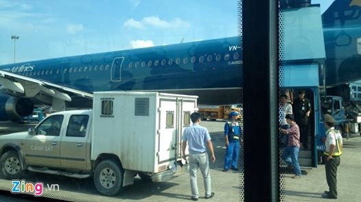 Tội phạm được công an di lý trên một chuyến bay. Ảnh Tiên Trần.