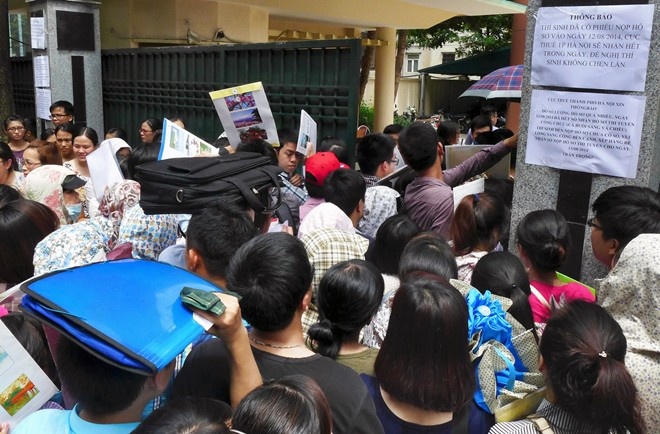 Ha Noi chi tuyen cong chuc la thu khoa, tien si, thac si hinh anh