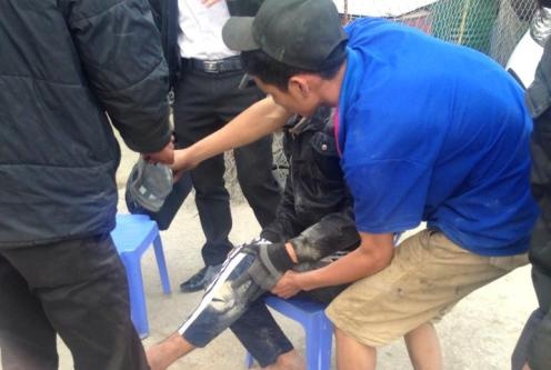 Nhiều người phải rất vất vả mới đưa được nạn nhân ra ngoài.