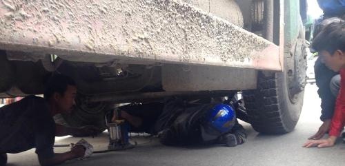 Xe tai 'nuot' gon nguoi va xe may tren pho hinh anh