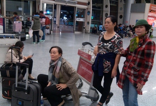 Hành khách JetstarPacific ra khỏi phòng chờ lên máy bay để đòi lại tiền vé