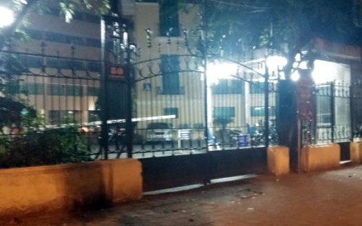 Cổng trụ sở Bộ Giao thông vận tải đóng chặt - Ảnh: T.Phùng