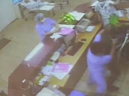 'Trao doi' chuyen mon, bac si danh nhau rach mi mat hinh anh