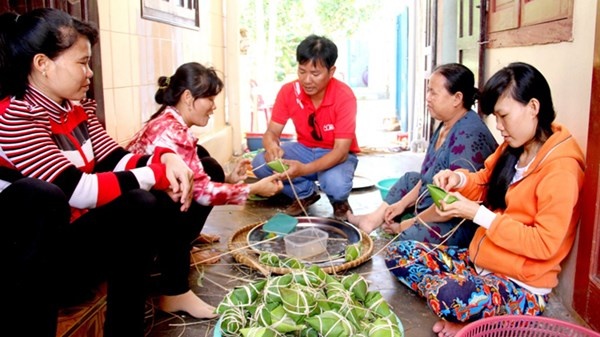 Phóng viên Tiền Phong (giữa) gói bánh cùng người dân thôn Qúy Hải, xã Long Hải, Phú Quý.