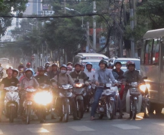 Tiết trời lạnh, tê buốt khiến nhiều người phải mặc áo ấm khi đi đường lúc sáng sớm