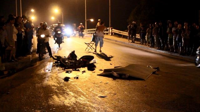 Vua qua cau, thanh nien 19 tuoi bi xe tai can chet hinh anh