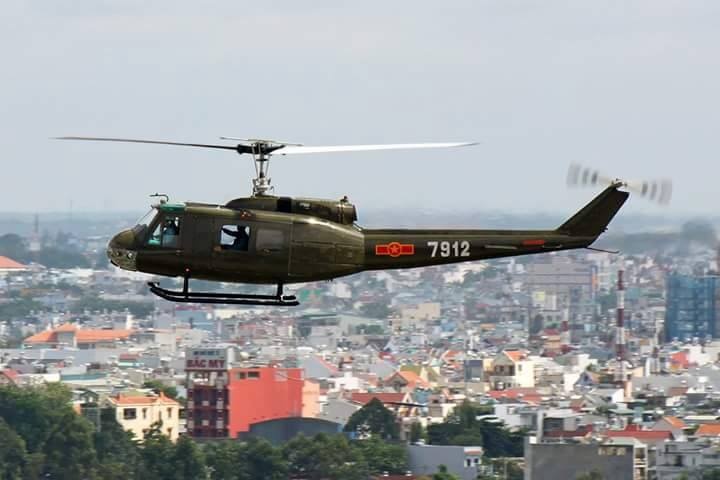 Tuong Vo Van Tuan: Chiec UH-1 roi khong bi khung bo hinh anh