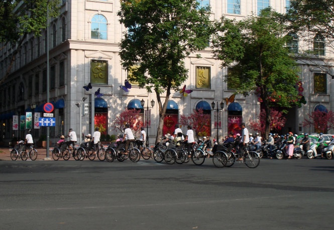 Những vị khách nước nước ngoài ngồi trong đoàn xích lô chở mình hẳn sẽ ấn tượngvề một Sài Gòn bình yên khi đi lại ở một ngã tư trung tâm thành phố, Phạm Ngọc Thạch - Lê Duẩn lúc 8g13 23-1 - Ảnh: M.C