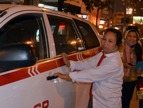 Chuyen co cuc va 'kho noi' cua doi nu lai taxi hinh anh