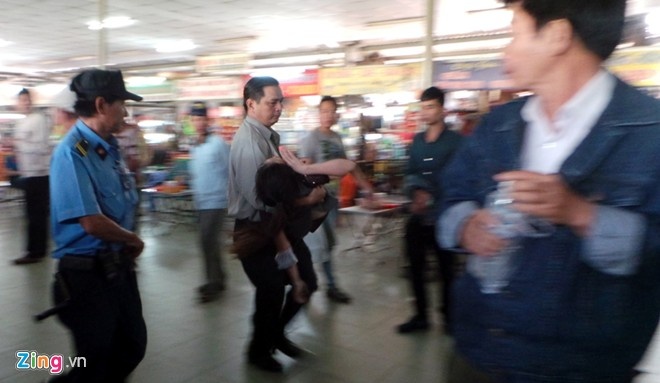 Trong lúc tình trạng lộn xộn đến đỉnh điểm, một cô gái đã ngất xỉu, được nhân viên nhà xe nhanh chóng tách khỏi đám đông, đưa vào khu vực riêng của nhà xe để chăm sóc.