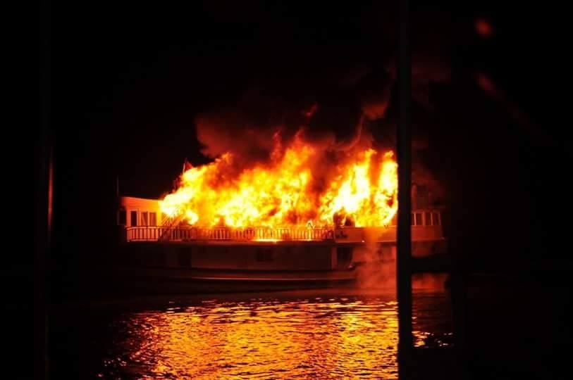 Quang Ninh yeu cau dieu tra vu chay tau du lich trong dem hinh anh