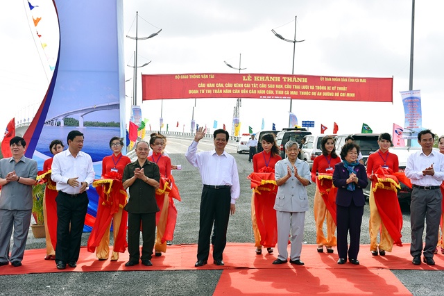 Thủ tướng cắt băng khánh thành. Ảnh: VPG