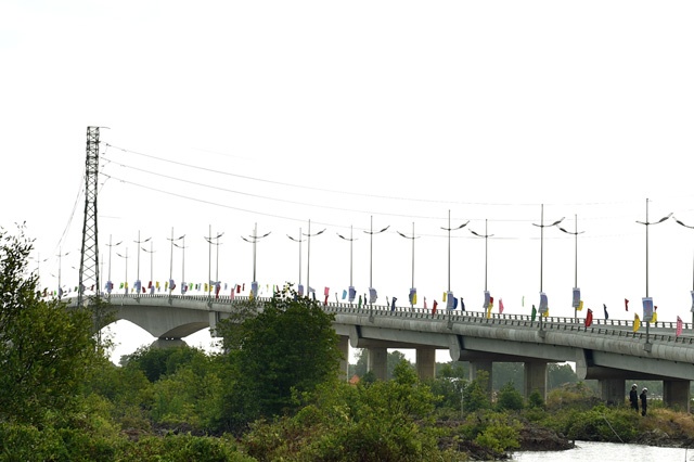 Khanh thanh mot loat cau thang toi mui Ca Mau hinh anh