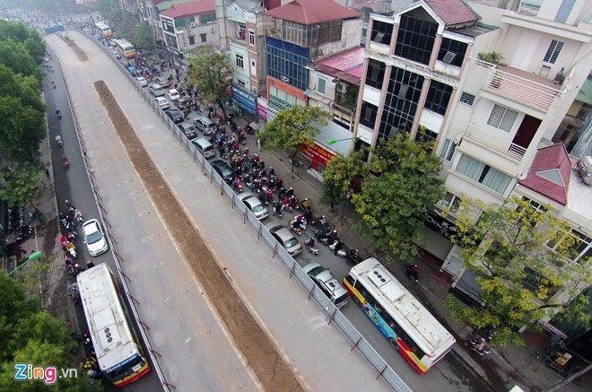 Dọc tuyến đường Cầu Giấy, Xuân Thuỷ, nơi đang thi công ga số 6, 7 tuyến đường sắt trên cao cũng thường xuyên xảy ra ùn tắc. Lòng đường chỉ vừa chiếc xe buýt do công trình được quay tôn chiếm nửa đường. 