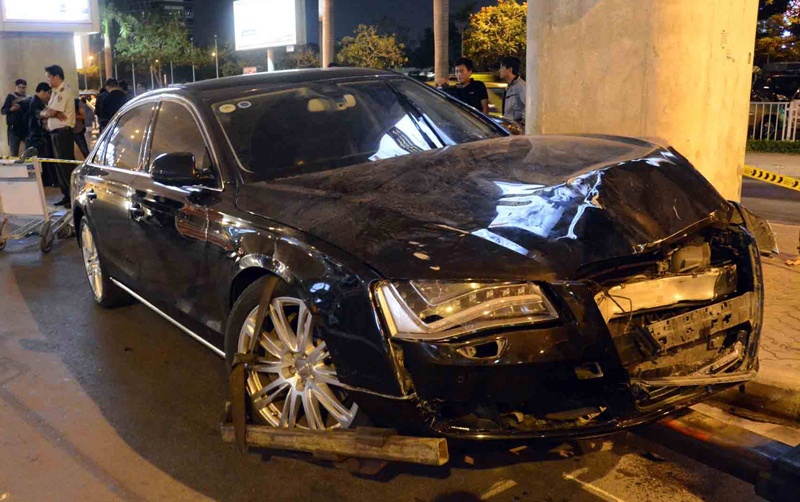 Xe Audi don ca si noi tieng tong 11 nguoi o Tan Son Nhat hinh anh