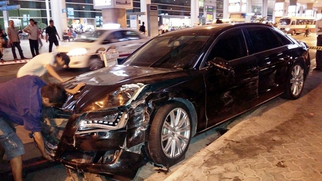 Hiện trường vụ tai nạn khiến 11 người bị thương tại sân bay Tân Sơn Nhất. Ảnh: Lê Quân.