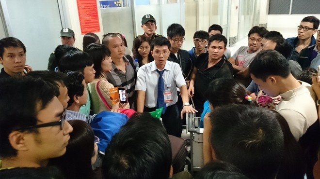 Hanh khach nen den san bay Tan Son Nhat truoc 3 gio hinh anh