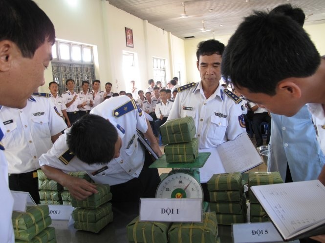 Chăm chút cho chiếc bánh - Ảnh: Duy Khánh