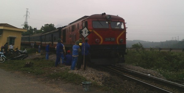 Tau trat banh, hang tram hanh khach 'nhay' taxi ve que hinh anh