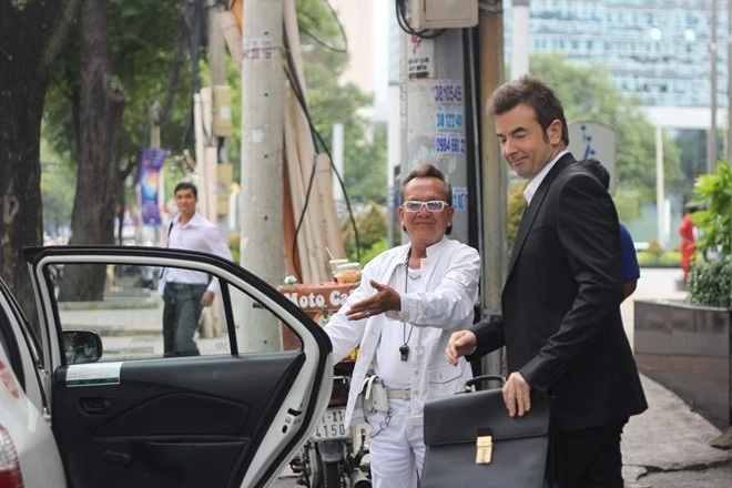 Sau vài câu giao tiếp bằng tiếng Anh là ông Hiền kiếm được khách nước ngoài đi taxi. Ông trịnh trọng mời khách lên xe. 