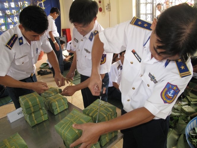 Canh sat bien thi goi banh chung don Tet At Mui hinh anh