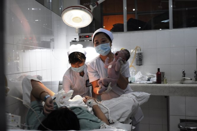 Bé Nguyễn Minh Đức, con trai đầu lòng của vợ chồng anh Nguyễn Văn Chung (30 tuổi) và chị Phạm Thị Hòa (26 tuổi) ra đời đúng thời khắc giao thừa. Ảnh: Đình Khánh