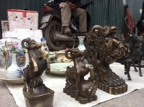 Những mẫu mã của con Giáp Ất Mùi khiến chợ Tết thêm sinh động.