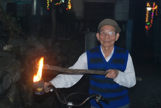 Đúng giao thừa, người dân trong làng lấy lửa thiêng từ sân đình - Ảnh: Quốc Nam