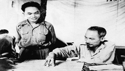 Ke chuyen Bac Ho phong tuong hinh anh