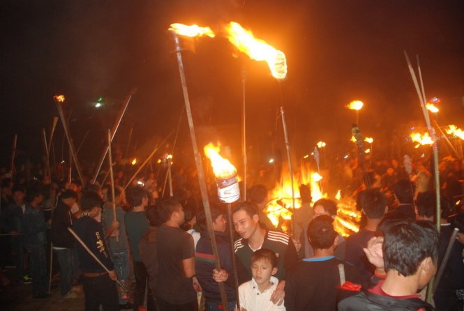 Ruoc lua thieng cua lang ve nha dem 30 hinh anh