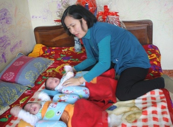 Chị Dung và hai con trai những ngày mới sinh.