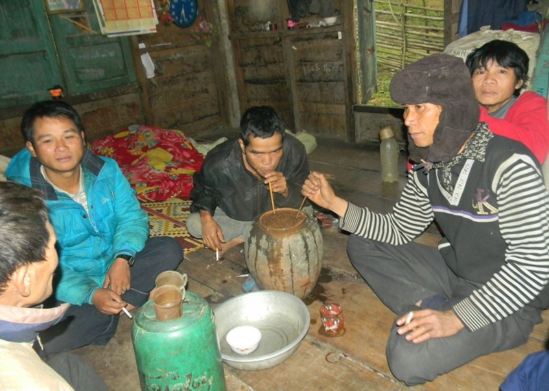 Tết là dịp để mọi người cùng nhau uống rượu cần và chúc nhau những lời tốt đẹp nhất.